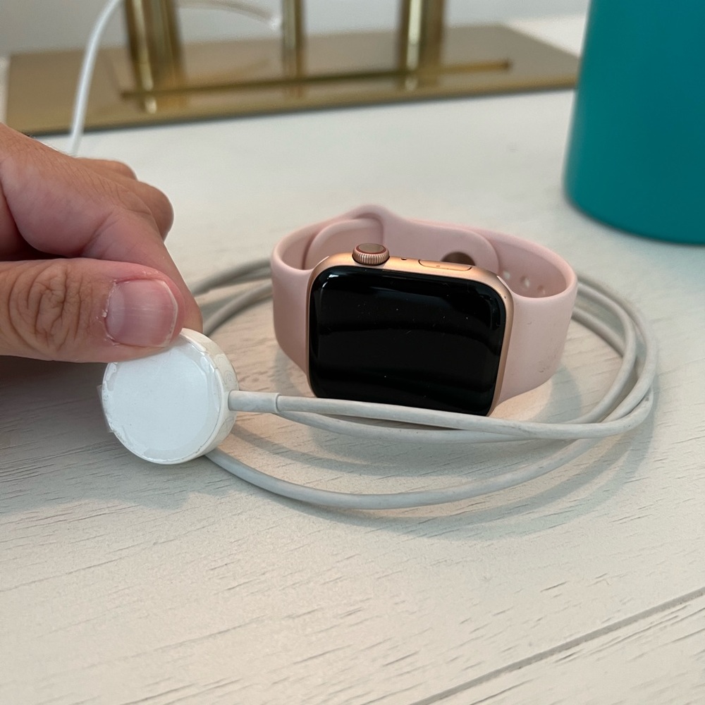⌚️ Apple Watch series 4 with light pink and rose gold silicone band